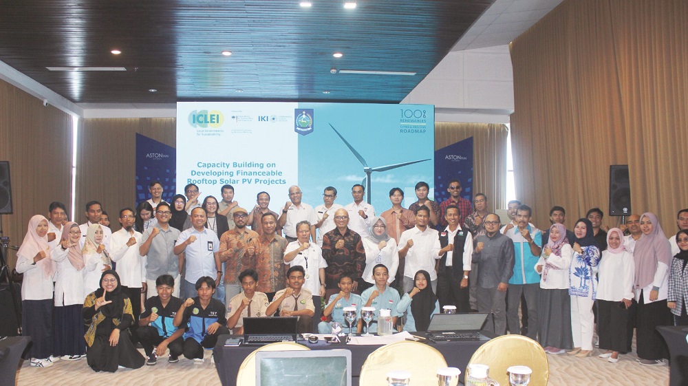 Kepala Dinas ESDM NTB, H. Sahdan bersama perwakilan ICLEI Indonesia dan peserta pelatihan peningkatan kapasitas proyek EBT NTB di Aston Inn, Mataram.