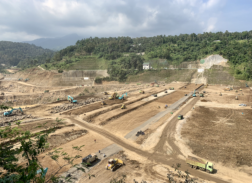KEJAR TARGET: Proses pengerjaan proyek Bendungan Meninting, di Desa Bukit Tinggi, kemarin (22/8). (CHIA/LOMBOK POST)