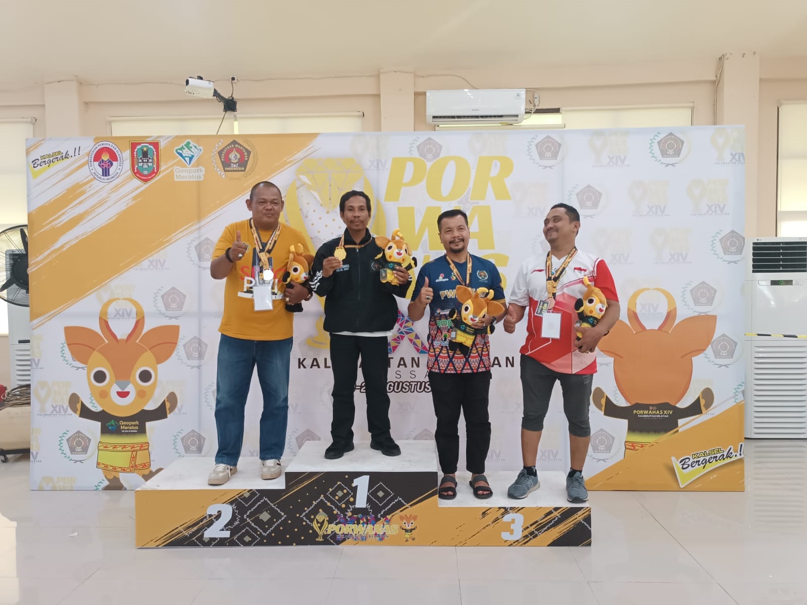 BAHAGIA: Atlet wartawan NTB Zulkarnain (tengah) merayakan raihan medali emas dari cabor atletik di Porwanas XIV/Banjarmasin, kemarin (22/8). (PWI NTB FOR LOMBOK POST)