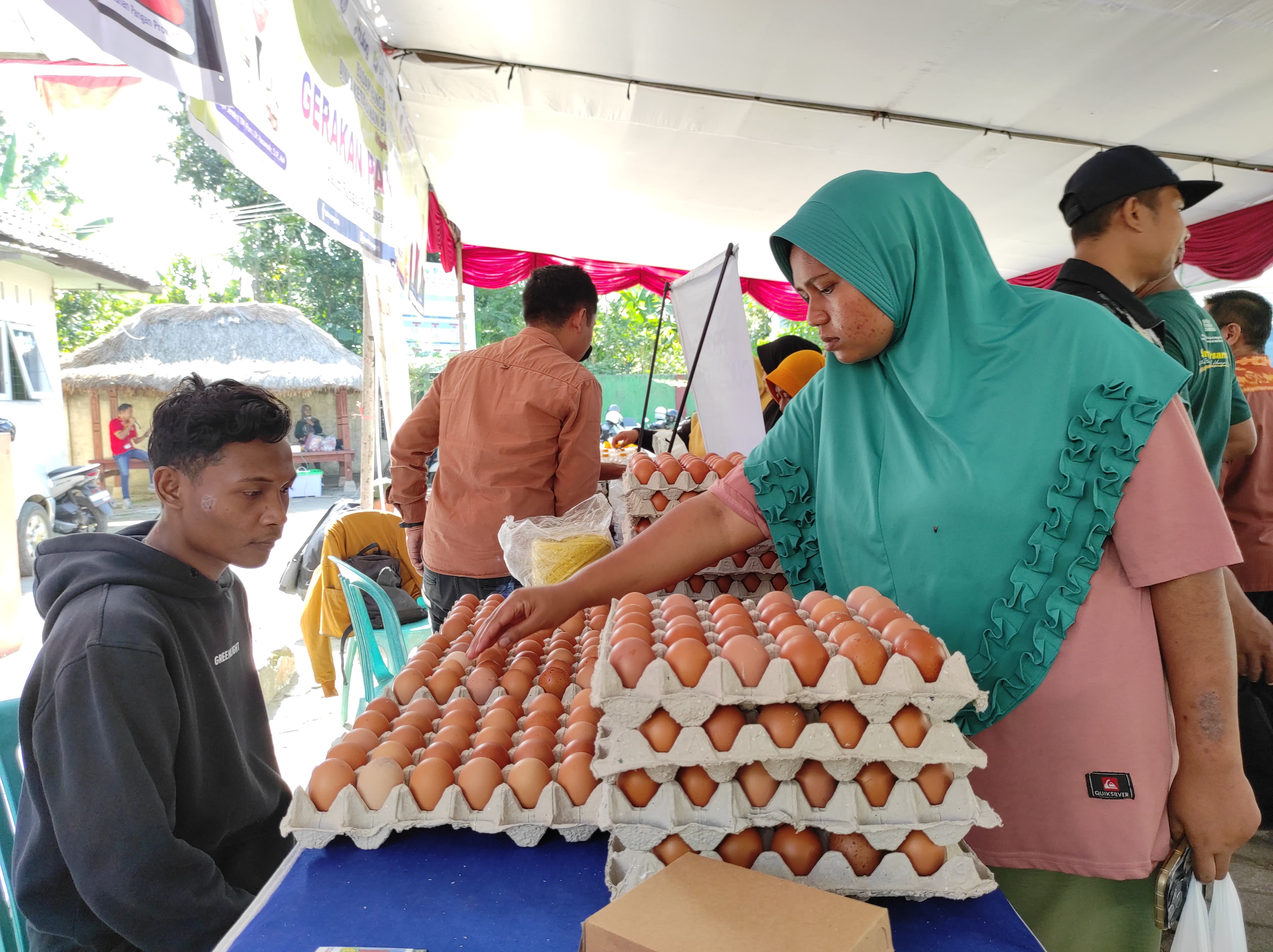 STABILISASI HARGA: Warga Desa Dasan baru tengah membeli telur, dalam kegiatan Gerakan Pangan Murah (GPM) di halaman Kantor Desa Dasan Baru. (FERIAL/LOMBOK POST)