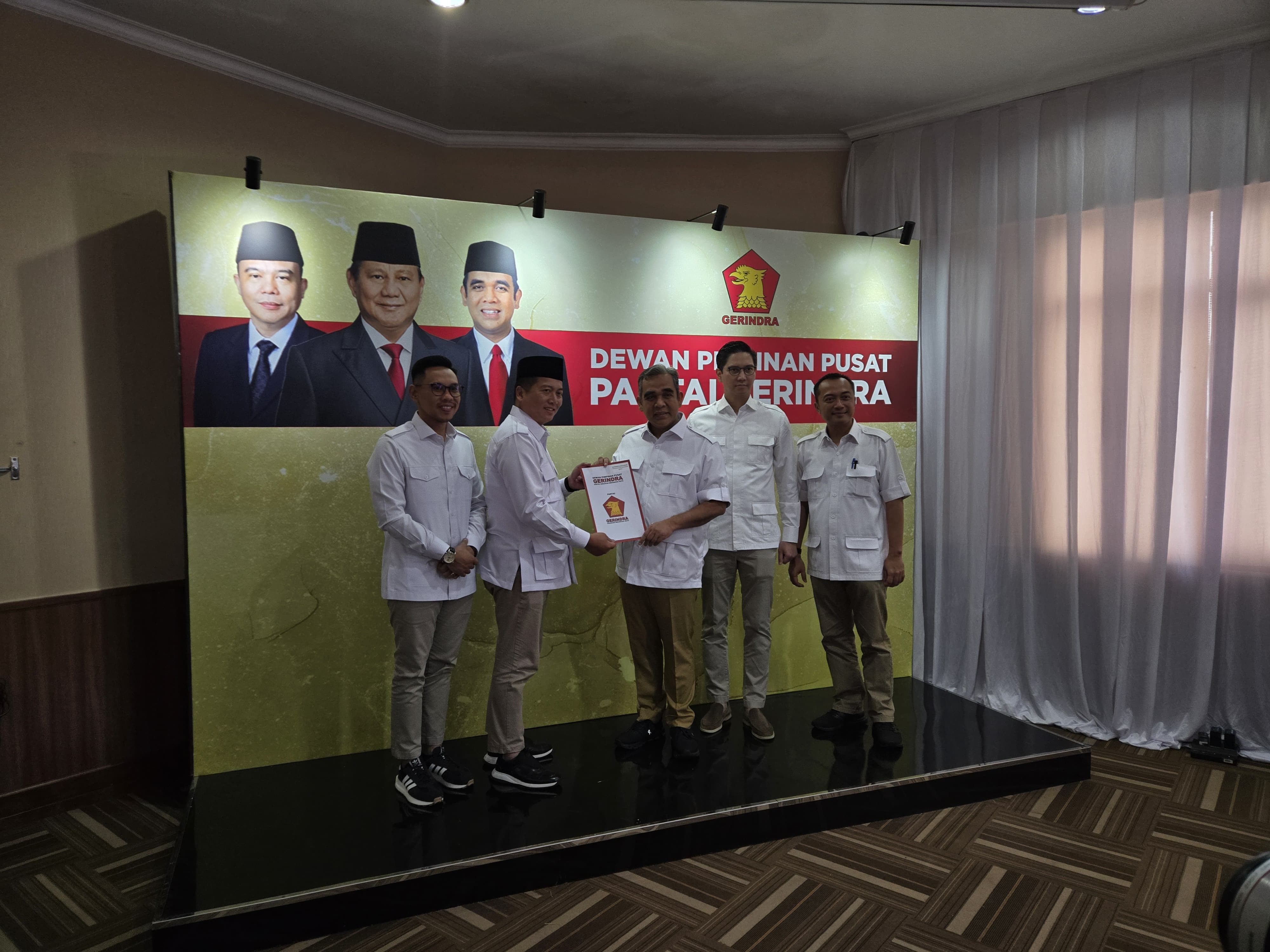 Sekjen Partai Gerindra Ahmad Muzani saat menyerahkan rekomendasi Pilgub NTB ke Iqbal-Dinda di Jakarta, Jumat (23/8/2024). (Istimewa/Lombok Post)