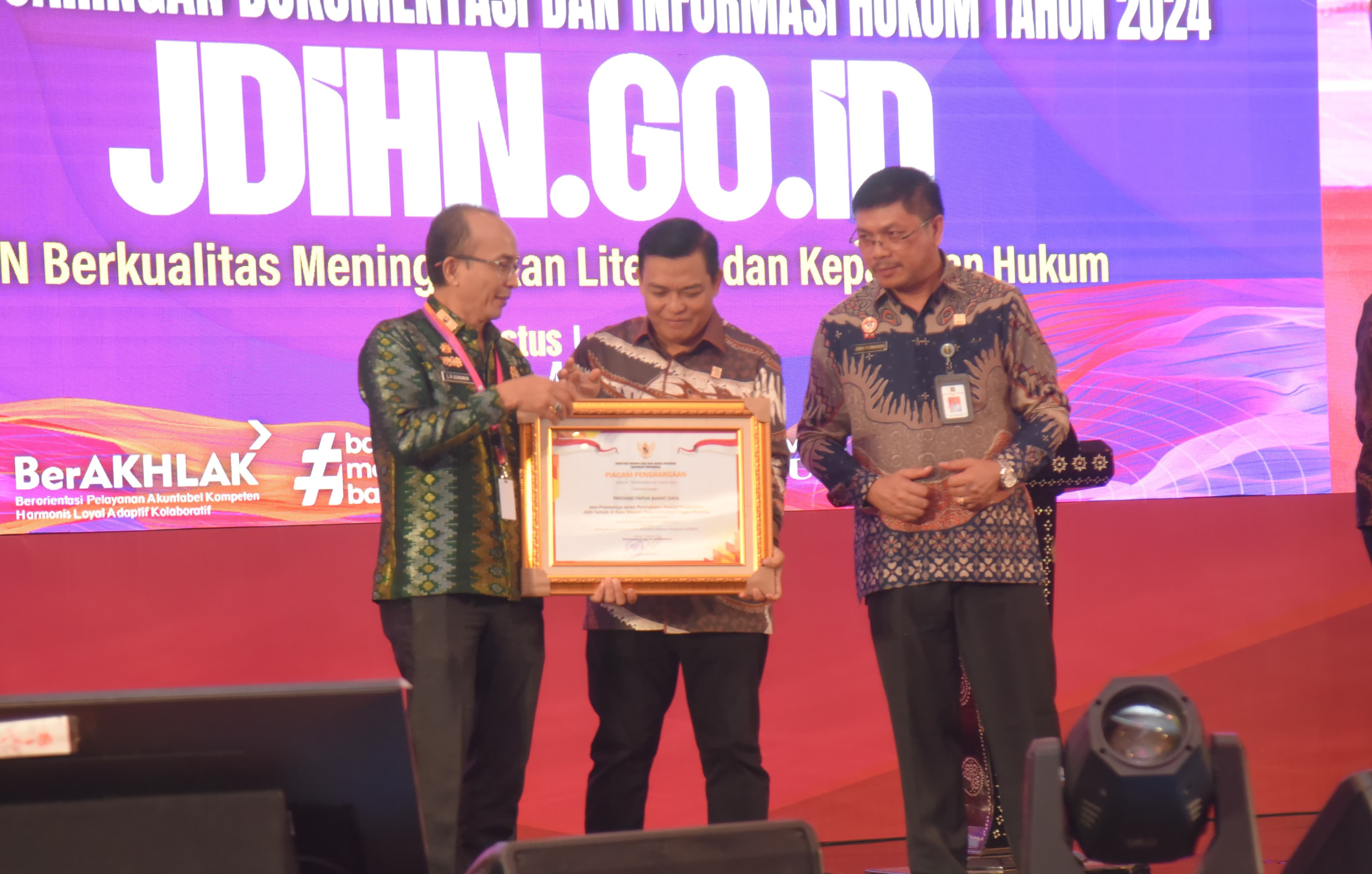 APRESIASI: Kepala Biro Hukum Setda Provinsi NTB Lalu Rudi Gunawan menerima piagam penghargaan JDIH dari Kemenkumham, Kamis (22/8).(DISKOMINFOTIK NTB FOR LOMBOK POST)