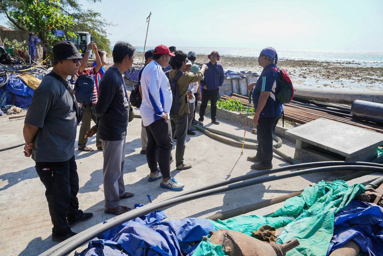 CEK LANGSUNG: Satgas Korsup Wilayah V KPK turun mengecek lokasi pengeboran perusahaan penyedia air bersih di Gili Trawangan, belum lama ini. (DOK KPK RI)