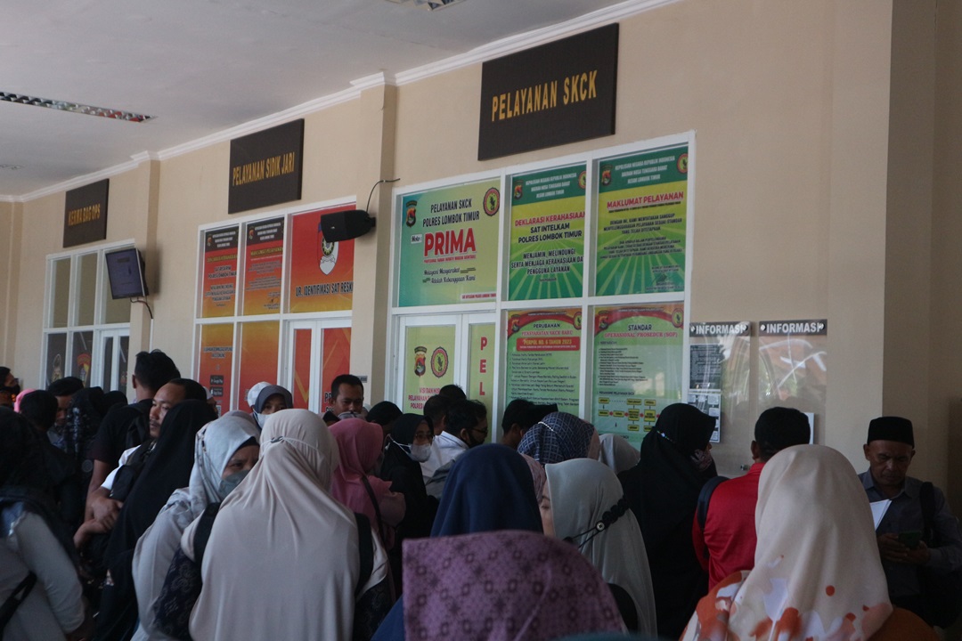 PADAT: Ratusan pemohon memadati gedung pelayanan pembuatan SKCK Polres Lotim saat menyerahkan persyaratan pembuatan SKCK sebagai syarat mendaftar CPNS dan PPG.(SUPARDI/LOMBOK POST)