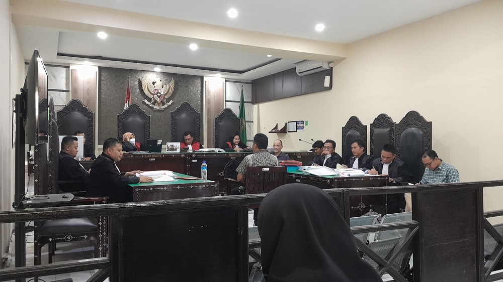 BERI KESAKSIAN: Ahli pidana dari Universitas Mataram Dr Syamsul Hidayat memberikan keterangan pada sidang terdakwa Direktur PT GNE Samsul Hadi dan Direktur PT BAL William John Matheson. (Toni/LP)