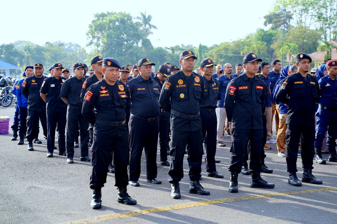 Para personel Senkom Mitra Polri saat mengikuti Apel Gelar Pasukan Operasi Mantap Praja Rinjani 2024 yang diselenggarakan oleh Polda NTB, di eks Bandara Selaparang, Kota Mataram, Jumat (23/08/2024).