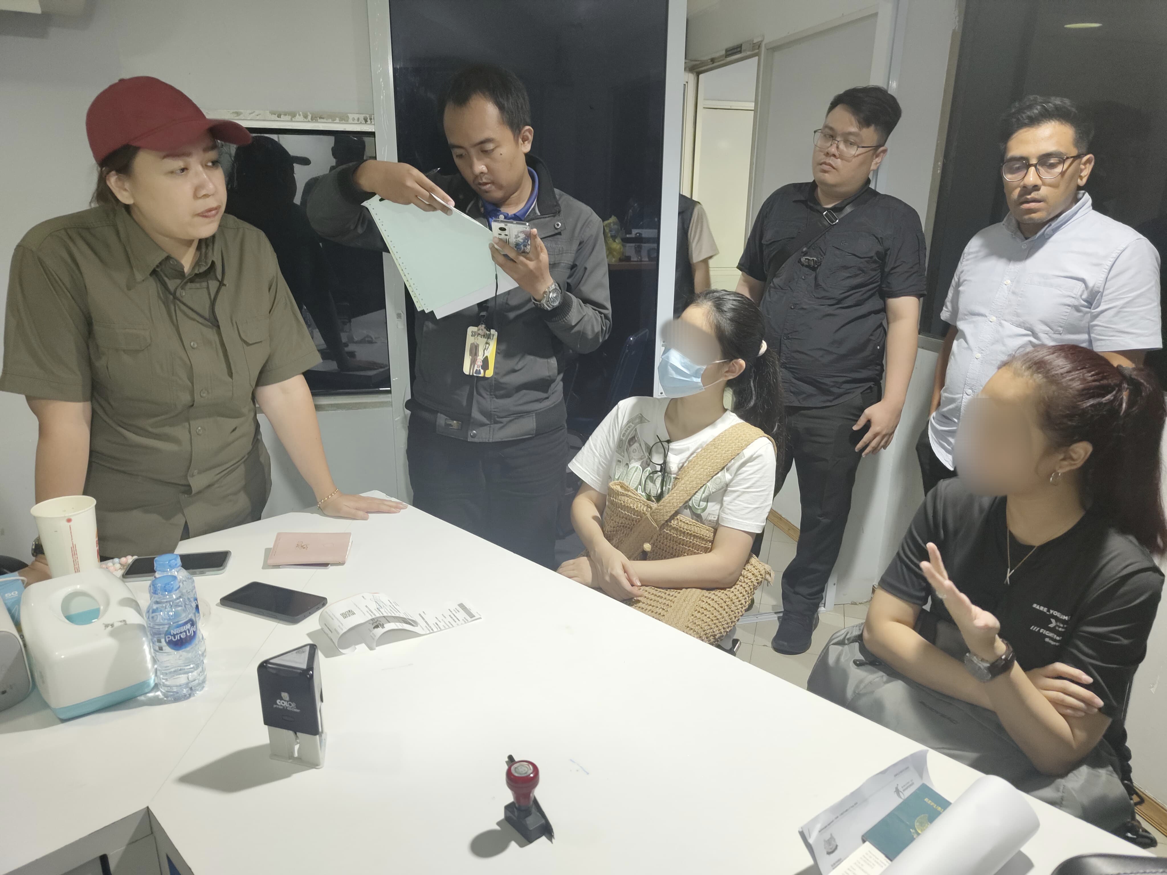 Dua pelaku yang menjadi buronan Pemerintah Filipina saat diamankan petugas Imigrasi, Kamis (22/8). (FOTO: DITJEN IMIGRASI)