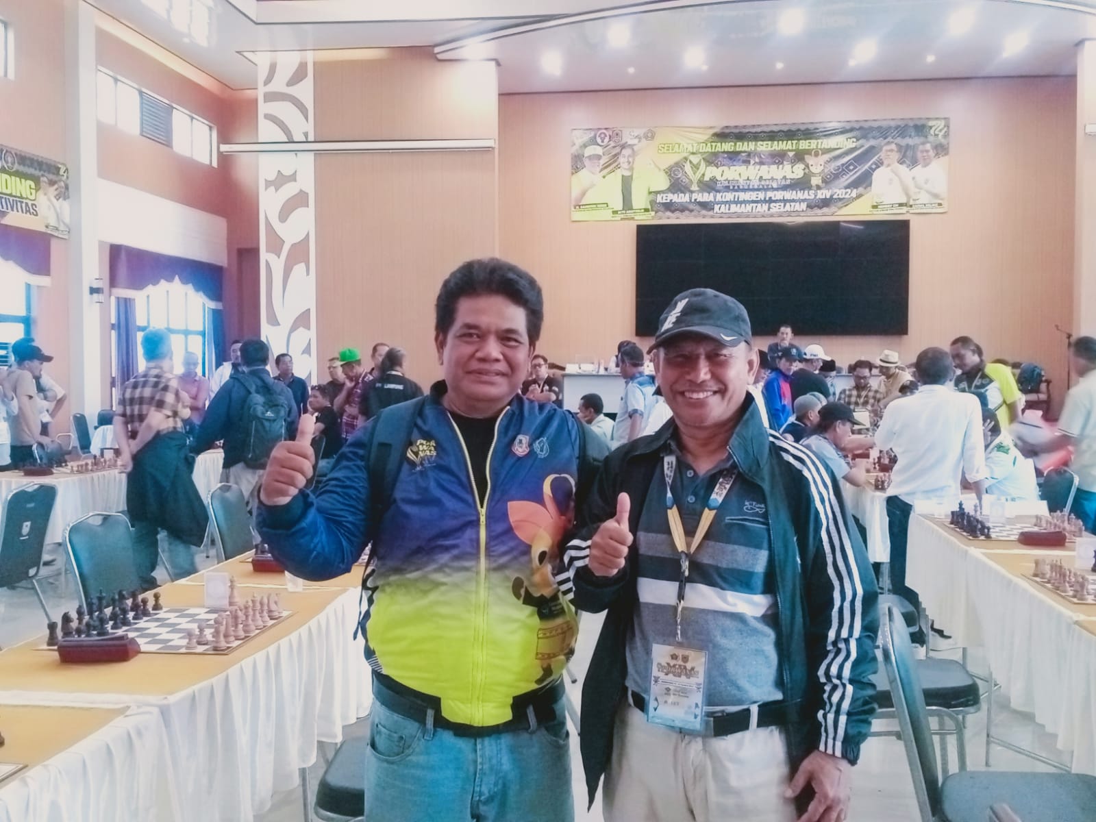 Pecatur NTB H Nasir (kanan/bertopi) meraih medali emas cabor catur perseorangan Porwanas XIV Kalimantan Selatan.