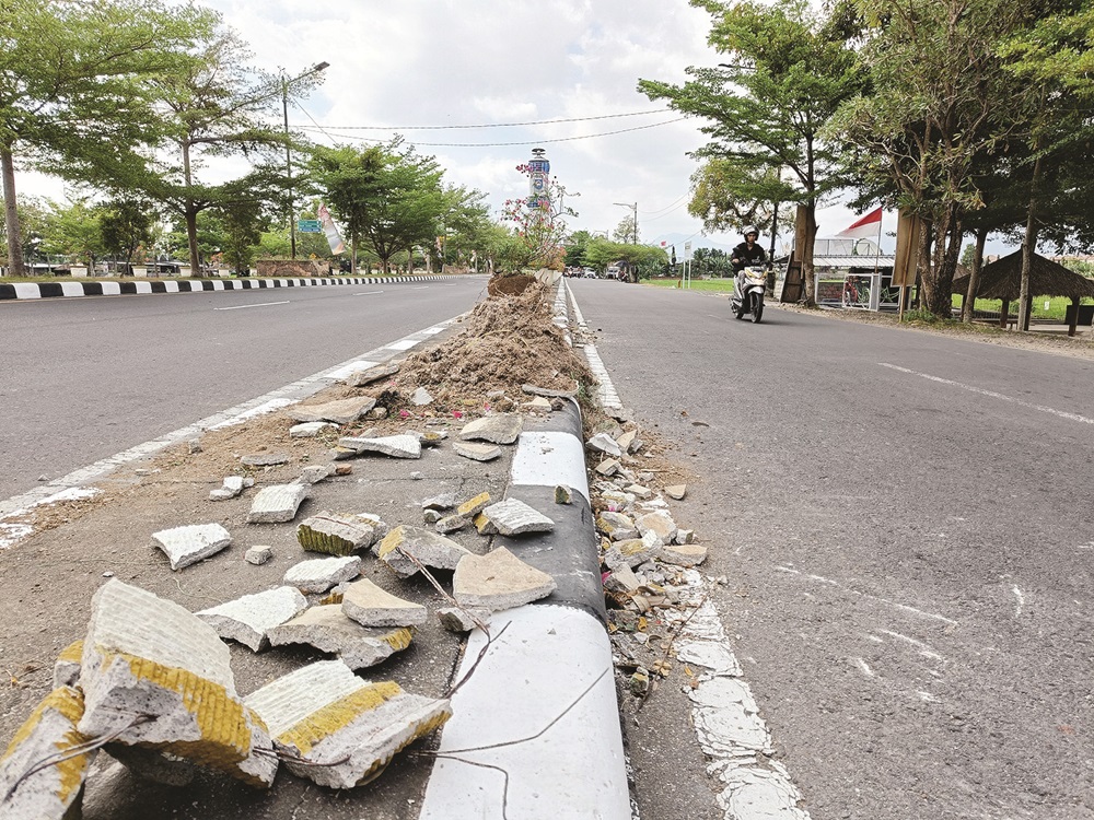 DUH SAYANG: Pot bunga di median jalan By Pass BIL Kota Mataram hancur berantakan, kemarin (22/8). (ZAD/LOMBOK POST)