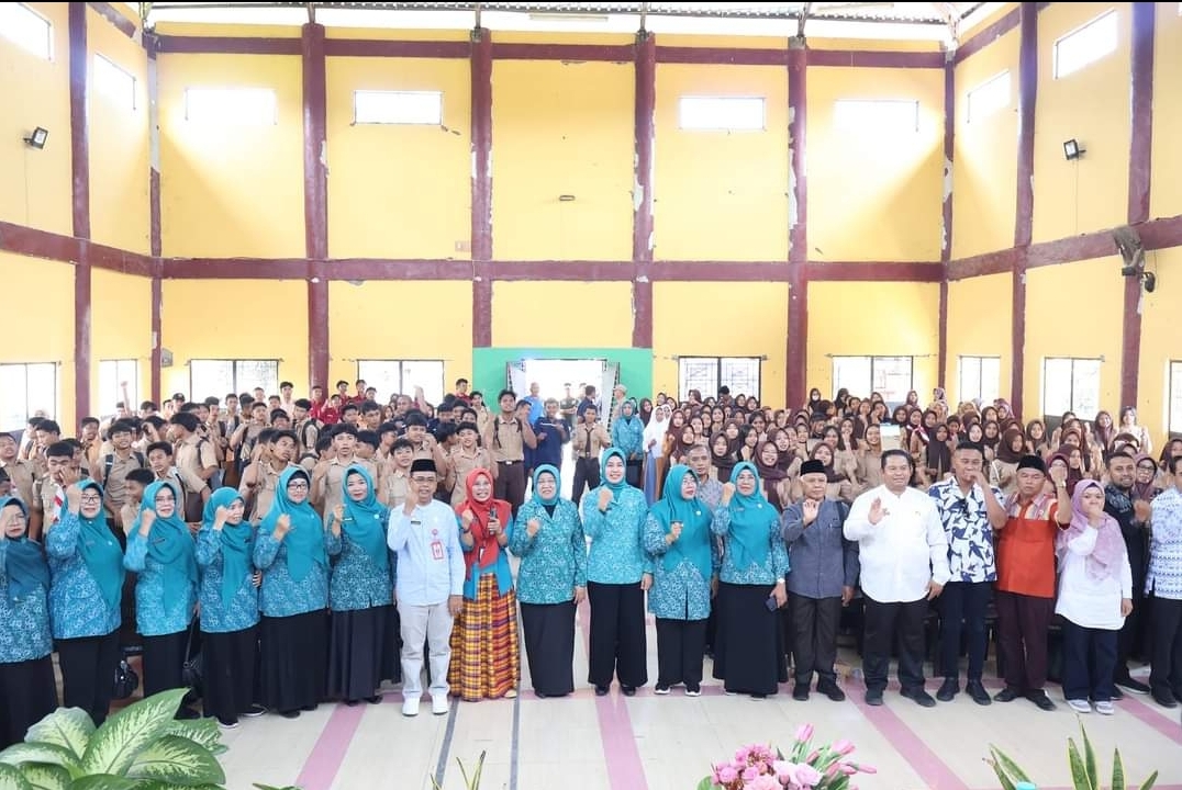 LINDUNGI ANAK: Pemprov NTB dan Pemkab Lombok Utara berusaha untuk melindungi anak dari potensi kekerasan, bullying, narkoba, dan pernikahan dini dengan kampanye.(NURUL/LOMBOK POST)