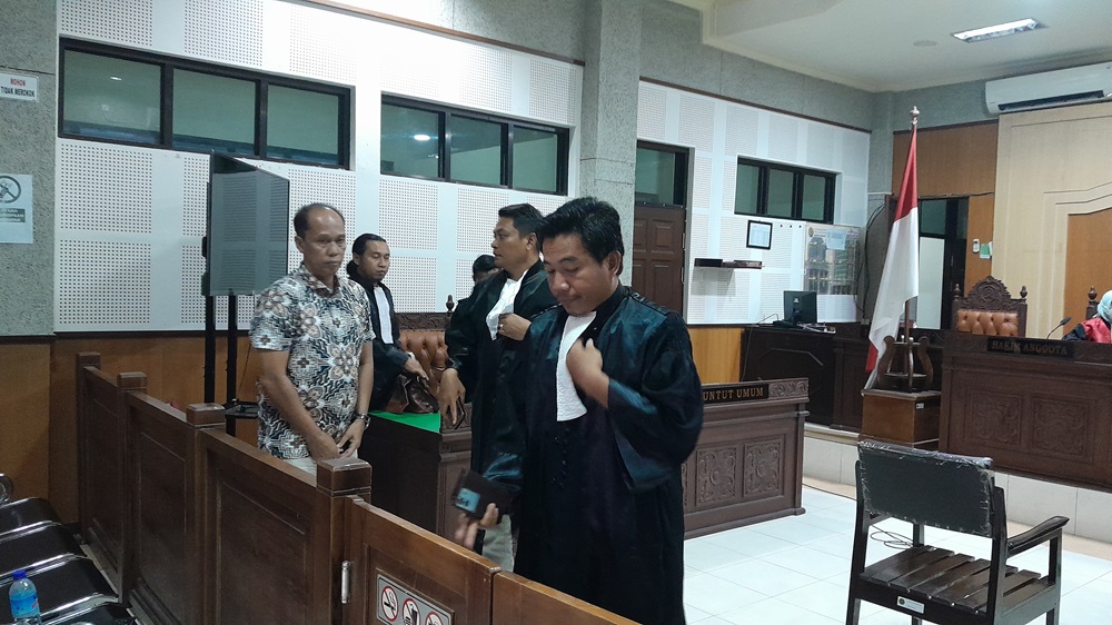 AJUKAN PK: Mantan Direktur RSUD Praya dr. Muzakir Langkir saat menjalani sidang PK di Pengadilan Tipikor Mataram, kemarin.(TONI/LOMBOK POST)