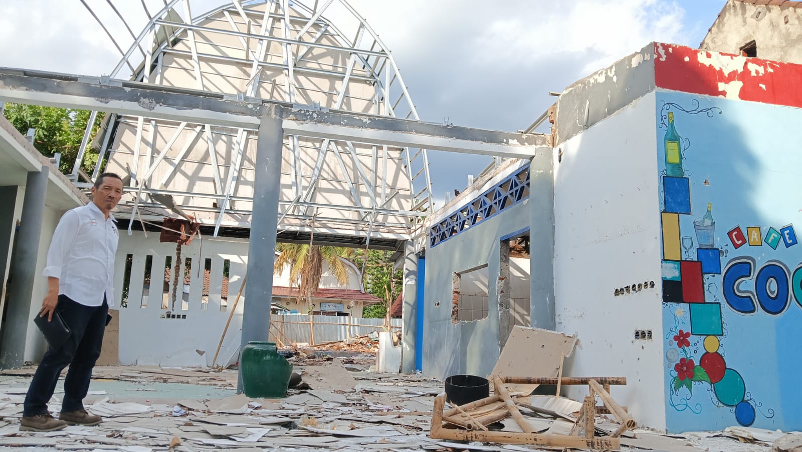 ADA KENDALA: Beberapa bangunan usaha di Pasar Seni Senggigi sudah mulai dirobohkan untuk kepentingan penataaan tempat tersebut. (HABIBUL ADNAN/LOMBOK POST)