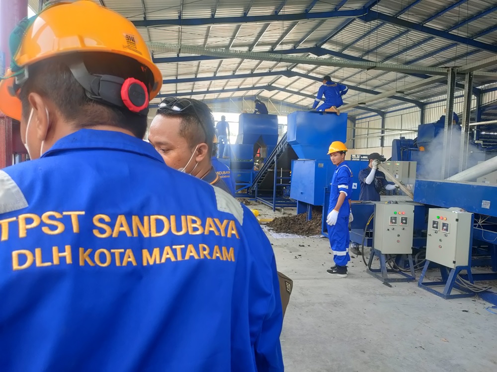 PENGELOLAAN MAKSIMAL: Sejumlah pegawai di TPST Sandubaya mengerjakan pengelolaan sampah, beberapa waktu lalu. Saat ini Pemkot Mataram juga akan membangun bank sampah di kawasan. (HARLI/LOMBOK POST)