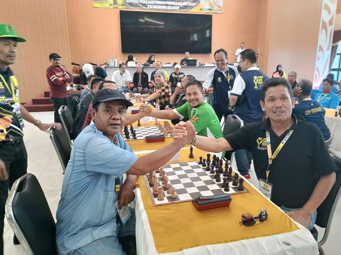 Pecatur NTB H Abdul Muis (kiri) meraih medali emas cabor catur kilat perorangan di Porwanas XIV Kalimantan Selatan.