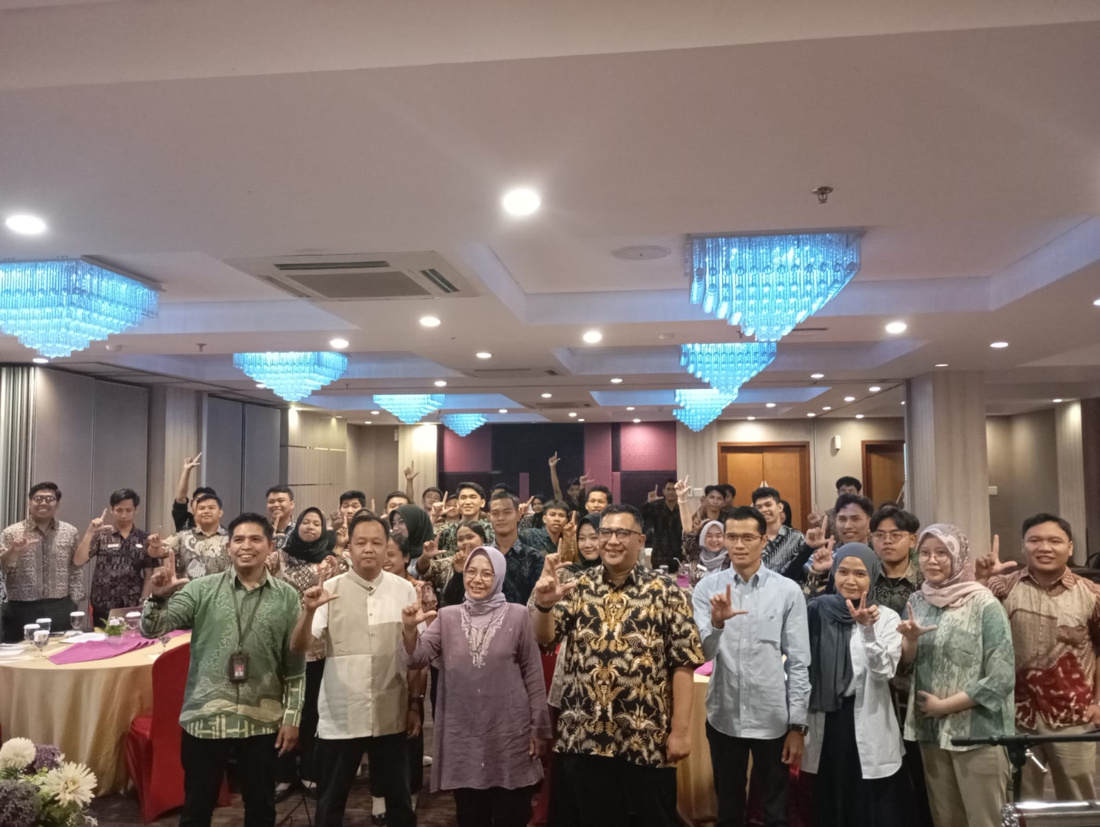 PROMOSIKAN DESA WISATA: Dosen ITB, Poltekpar Lombok, SMKN 1 Tasikmalaya, dan mahasiswa Poltekpar Lombok di sela-sela workshop pembuatan film dan video untuk mempromosikan desa wisata.