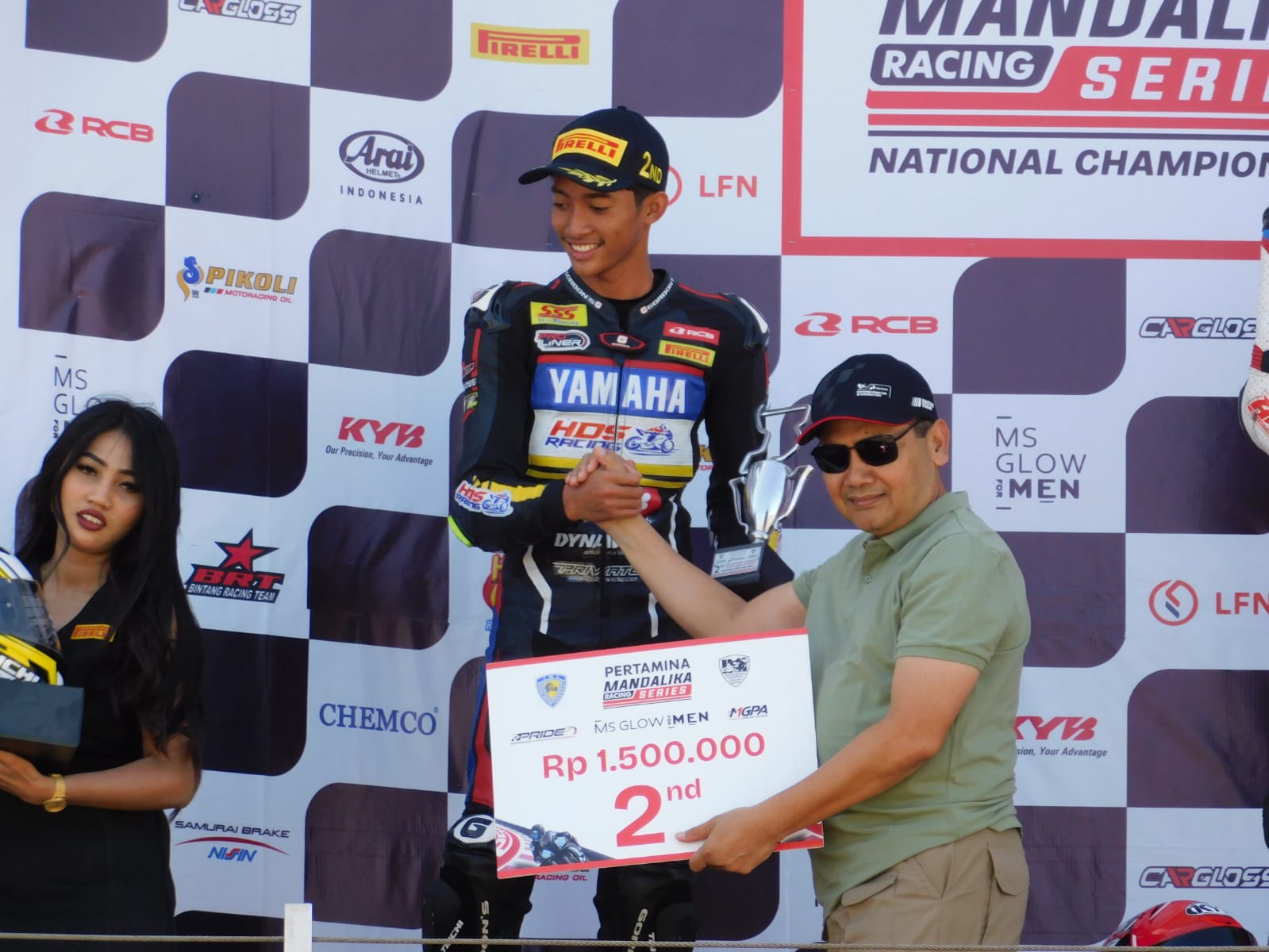 Kapolda NTB Irjen Umar Faroq menyerahkan hadiah kepada juara kedua Mandalika Racing Series, Minggu (25/8).