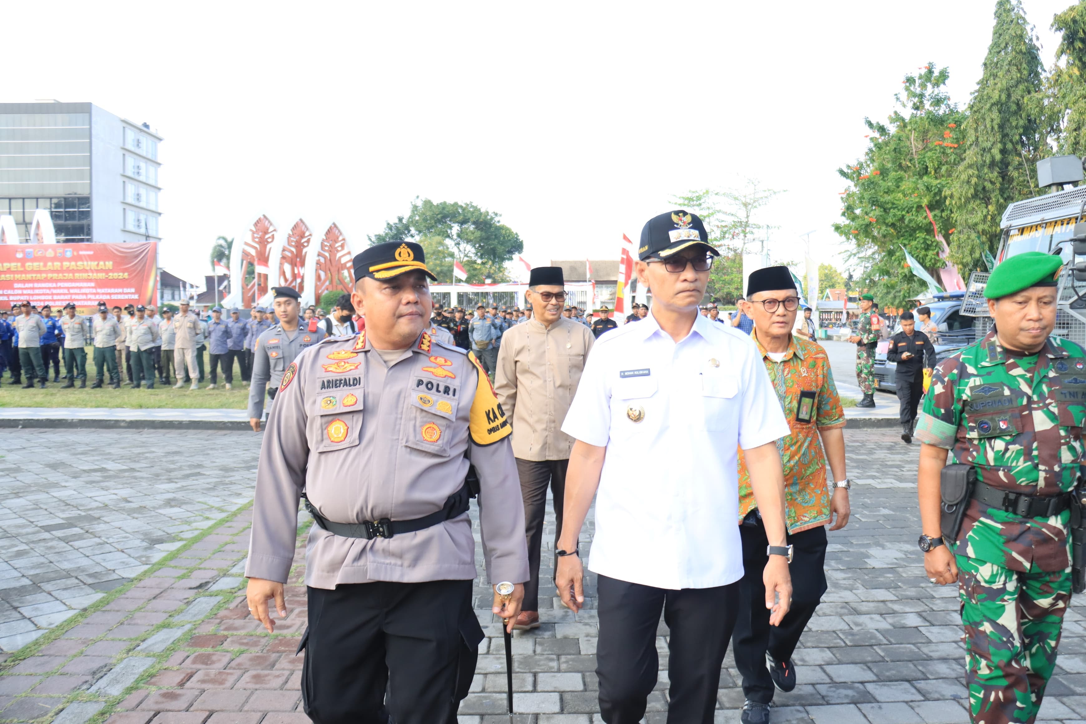 JAGA KONDUSIVITAS: Wali Kota Mataram H Mohan Roliskana dan Kapolresta Mataram Kombes Pol Ariefaldi Warganegara mengecek kondisi personel saat gelar pasukan, beberapa waktu lalu.(HARLI/LOMBOK POST)