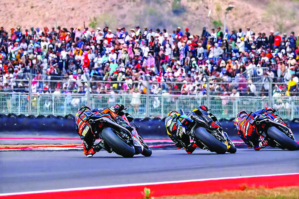 BINGUNG SIAPKAN HOSTING FEE: Ribuan penonton menyaksikan aksi para pembalap MotoGP di Sirkuit Mandalika, Lombok Tengah, tahun lalu.(IVAN/LOMBOK POST)
