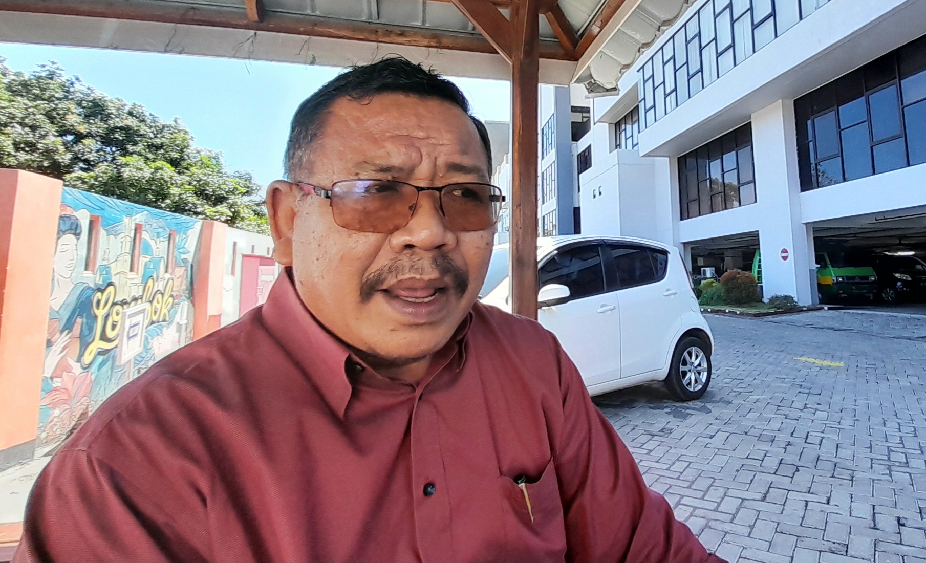 PENUHI PANGGILAN JAKSA: Mantan Kepala BPKAD Lobar Burhanudin usai mendatangi Kantor Kejati terkait pemeriksaan sebagai saksi kasus korupsi Lombok City Center (LCC), Senin (26/8).