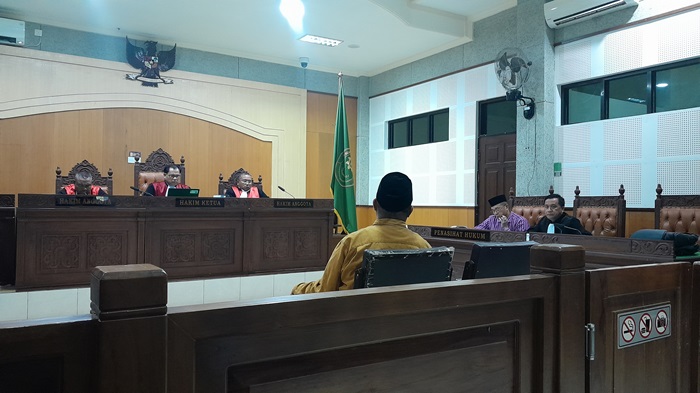 BERSAKSI: Mantan Bendahara Dishub Dompu Musmuliadin memberikan kesaksian dalam sidang kasus korupsi Dishub Dompu dengan terdakwa mantan Kepala Dishub Dompu Syarifudin di Pengadilan Tipikor Mataram.