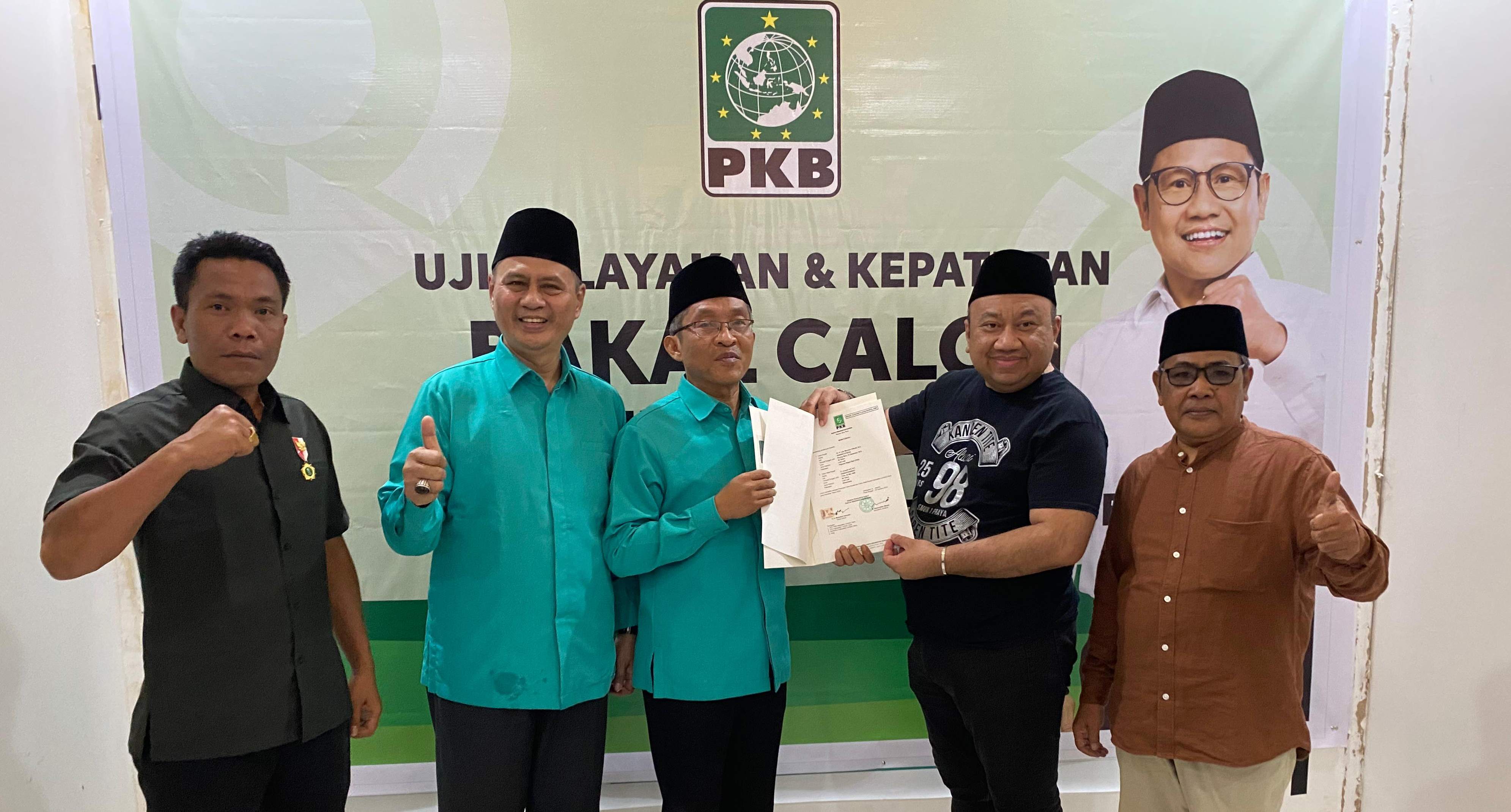 FINAL: Pasangan calon Bupati dan Wakil Bupati Lombok Utara Dr TGH Muchsin &ndash; H Junaidi  Arif (Muchsin-Junaidi) menerima SK B1 KWK PKB dari Ketua DPW PKB NTB Lalu Hadrian Irfani, Senin malam (26/8).