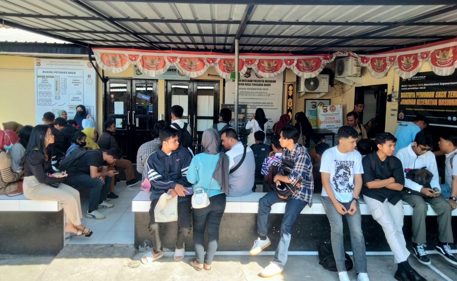 RAMAI: Sejumlah warga antre membuat SKCK sebagai syarat pendafaran CPNS di Polresta Mataram, Senin (26/8). (Toni/Lombok Post)