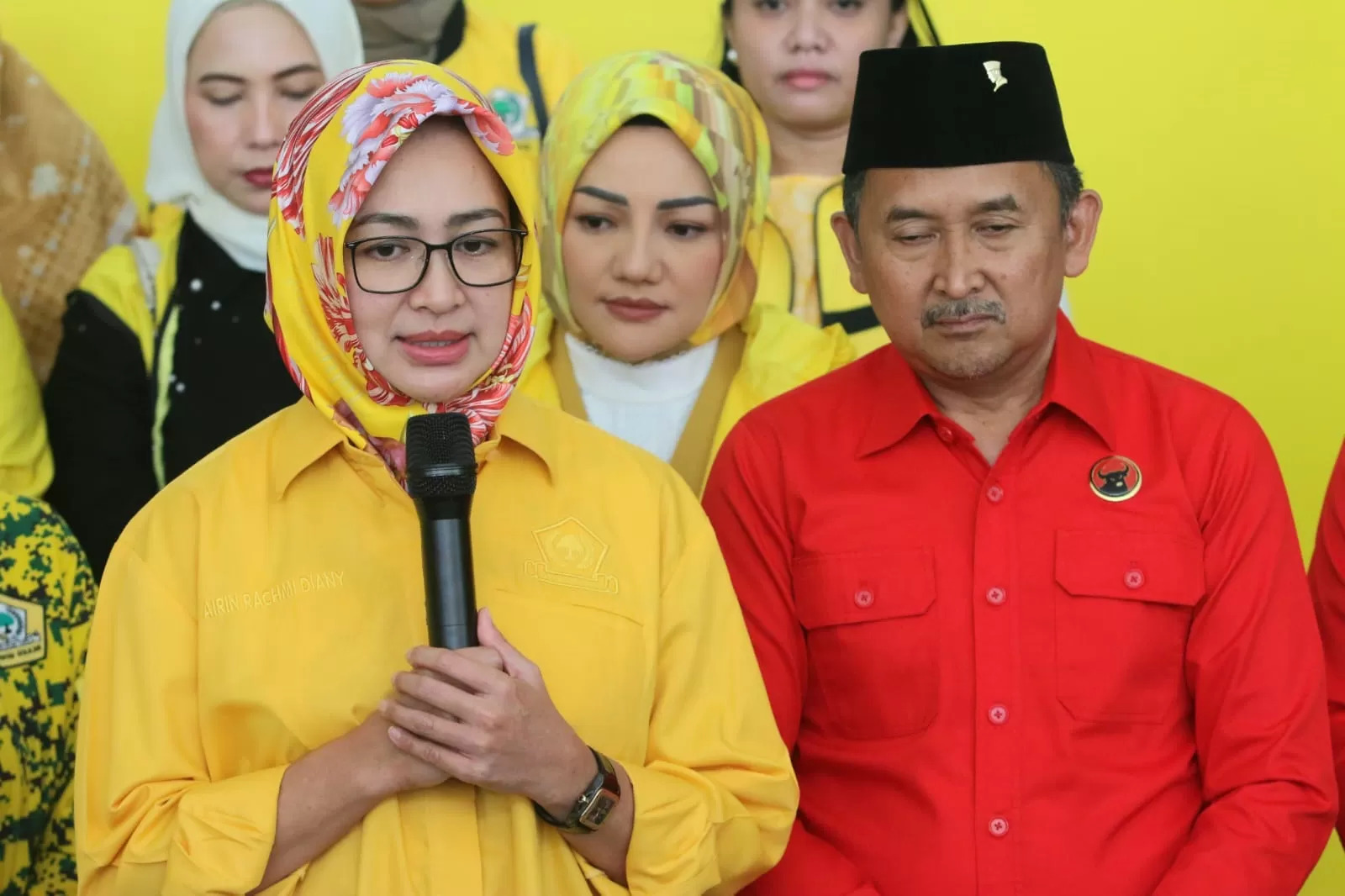Bakal Cagub Banten Airin Rachmi Diany bersama Cawagub Banten Ade Sumardi saat menerima rekomendasi dukungan Partai Golkar di Jakarta. (Miftahul Hayat/ Jawa Pos)