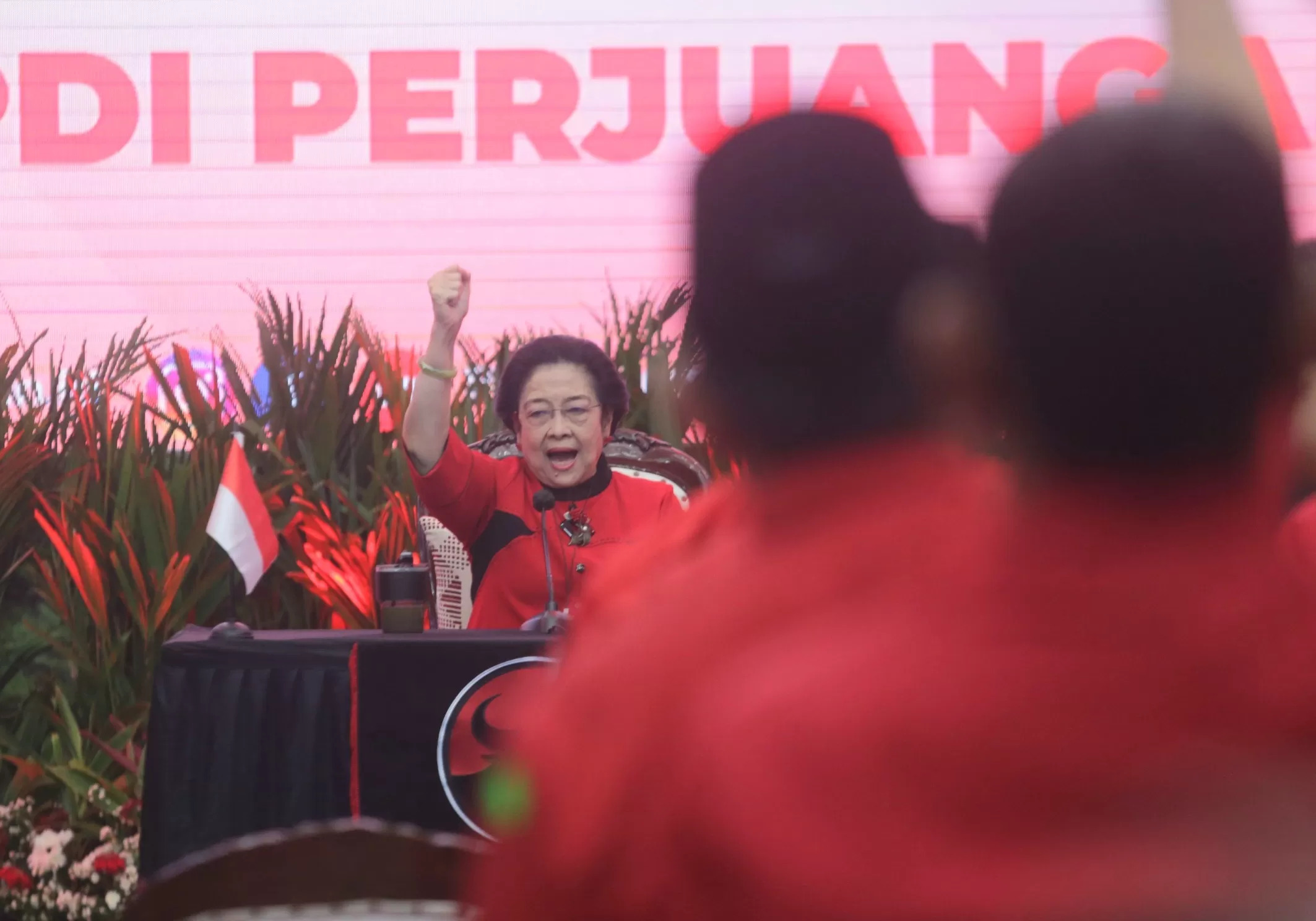 Ketum PDIP Megawati Soekarnoputri memberikan SK kepada Calon Kepala Daerah partai di Jakarta, Senin (26/8/2024). (Dery Ridwansah/ JawaPos.com)
