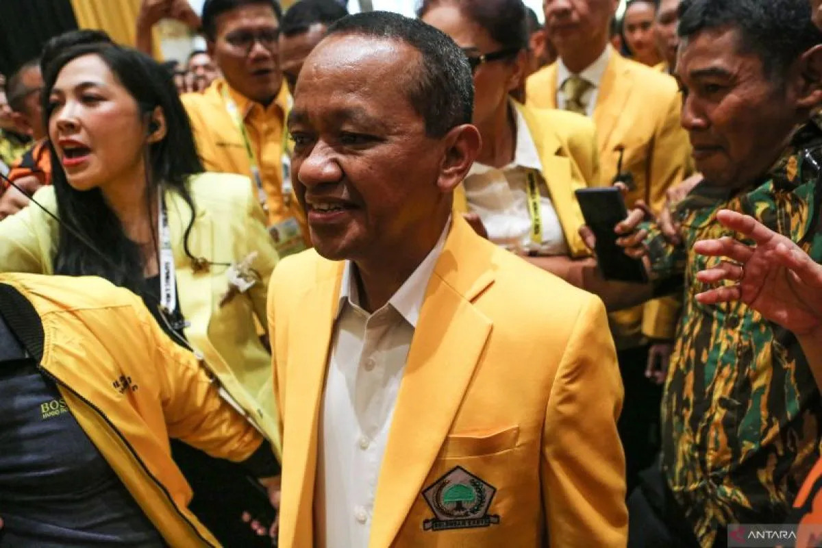 Calon Ketua Umum Partai Golkar Bahlil Lahadalia (tengah) berjalan menuju ruangan saat menghadiri Munas XI Partai Golkar di Jakarta Convention Center (JCC), Jakarta, Selasa (20/8/2024). ANTARA FOTO/ASP