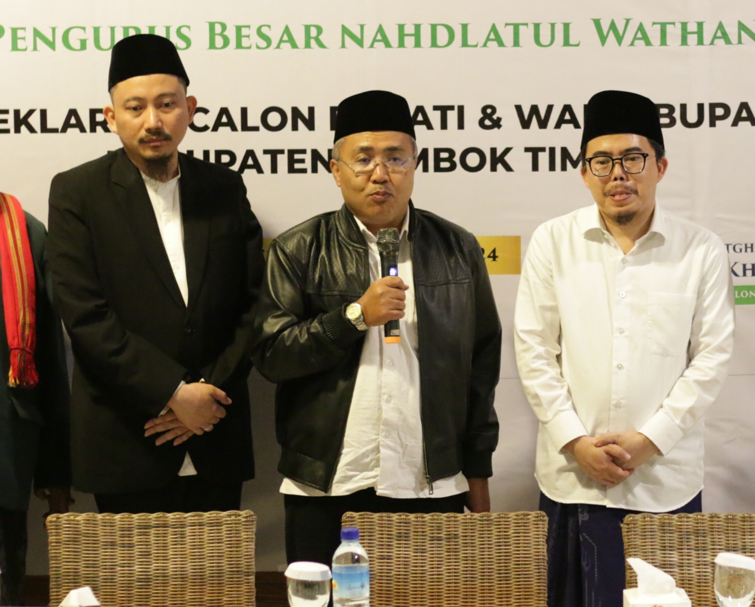 DEKLARASI: PBNW bersama Suryadi Jaya Purnama dan TGH Khairul Fatihin pada acara konferensi pers dan deklarasi pasangan calon bupati dan wakil bupati Lotim 2024, Selasa (27/8). (Supardi/Lombok Post)