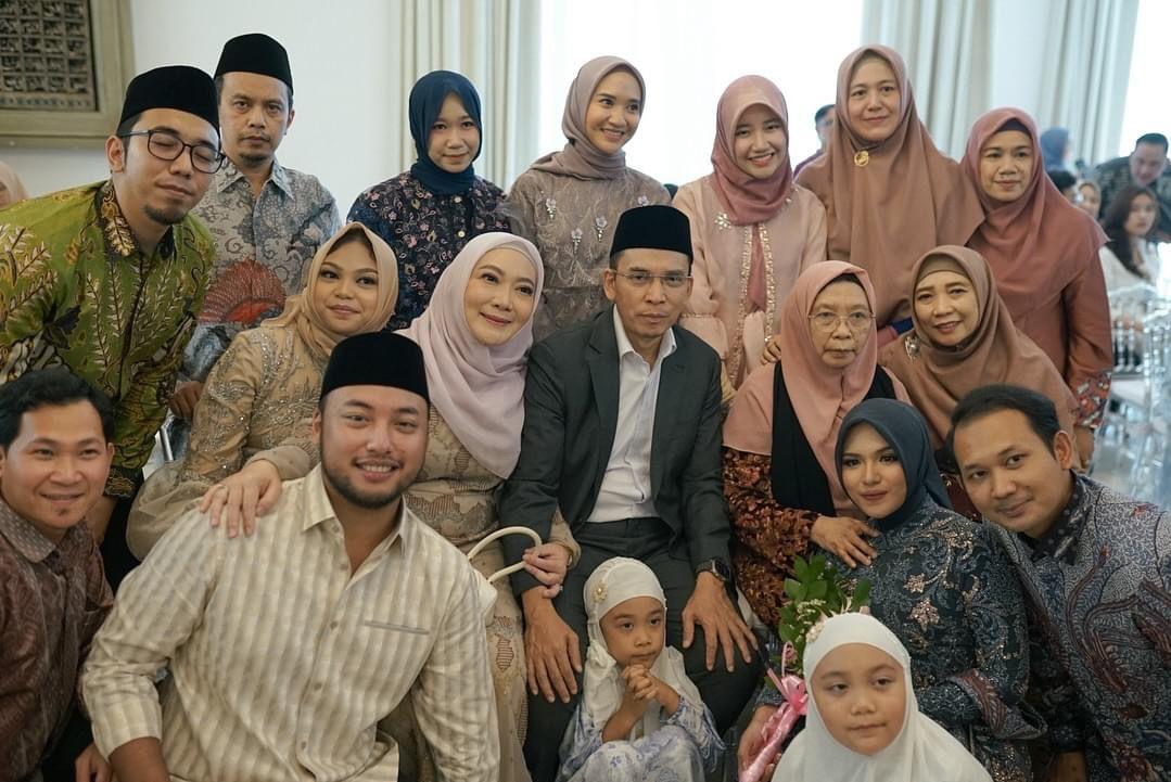 Ummi Hj Sitti Rohmi Djalilah foto bersama keluarga besarnya dalam sebuah acara.