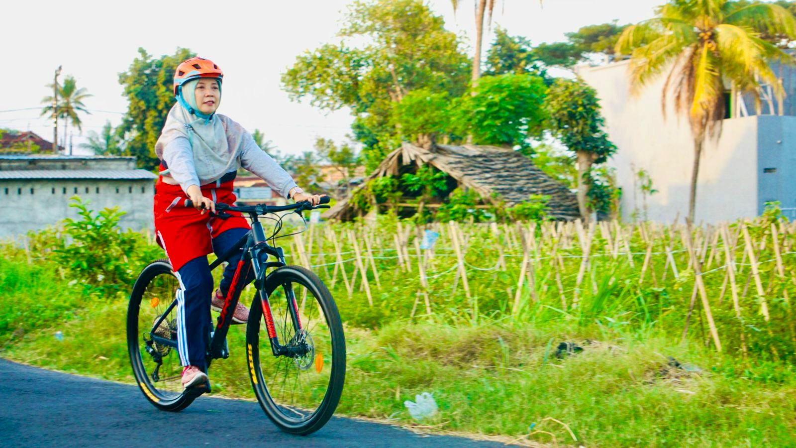 Ummi Hj Sitti Rohmi Djalilah tetap menyempatkan berolahraga sepeda di sela waktu luangnya.