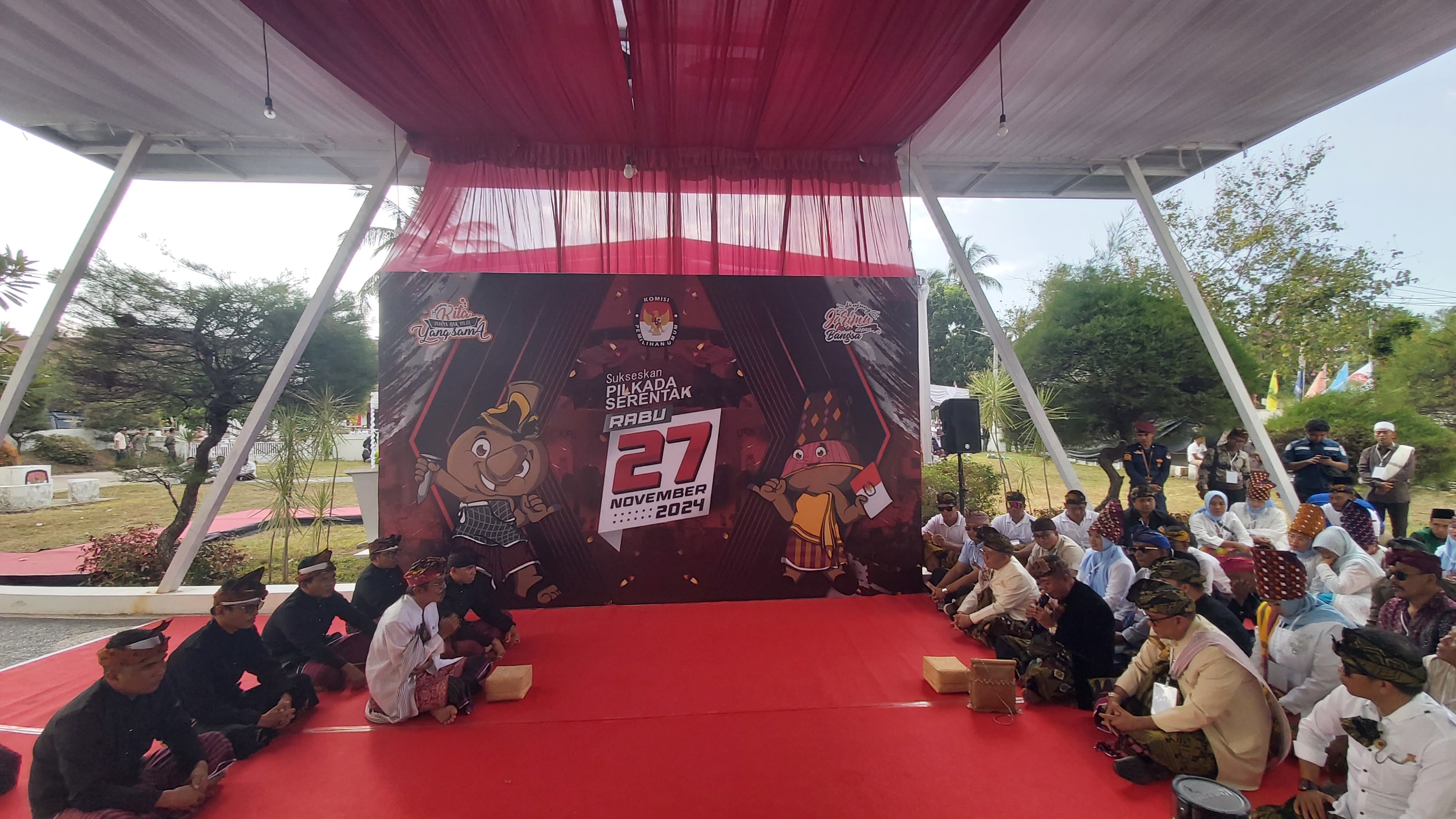 PROSESI ADAT: Komisioner KPU KLU (kiri) menyambut Bakal Calon Pasangan Bupati-Wakil Bupati Najmul-Kus (kanan) yang mendaftar dengan prosesi adat sorong serah di Kantor KPU KLU, Rabu (28/8).
