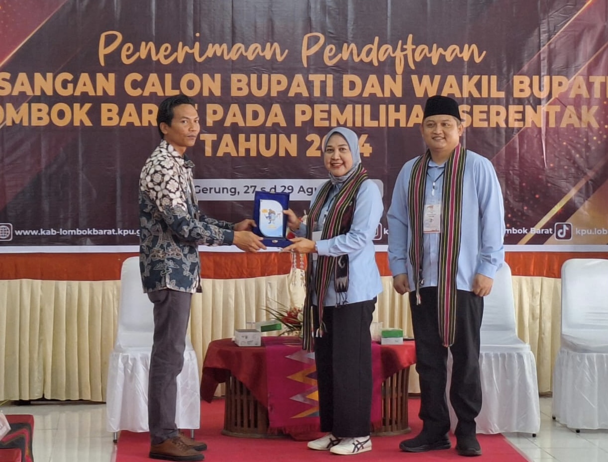 SIAP BERTARUNG: Paslon Nurhidayah-Imam Kafali resmi mendaftar ke KPU Lobar, Rabu (28/8).