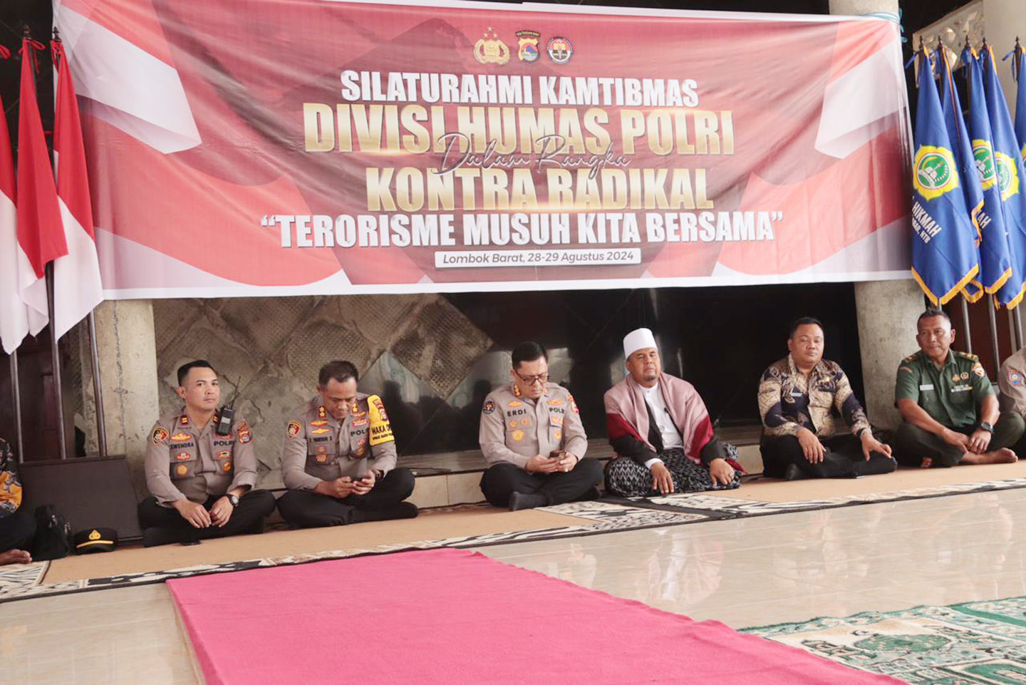 Tim Kontra Radikal Divisi Humas Polri saat melakukan silaturahmi kamtibmas di Ponpes Nurul Hikmah Lingsar, Kamis (29/8).