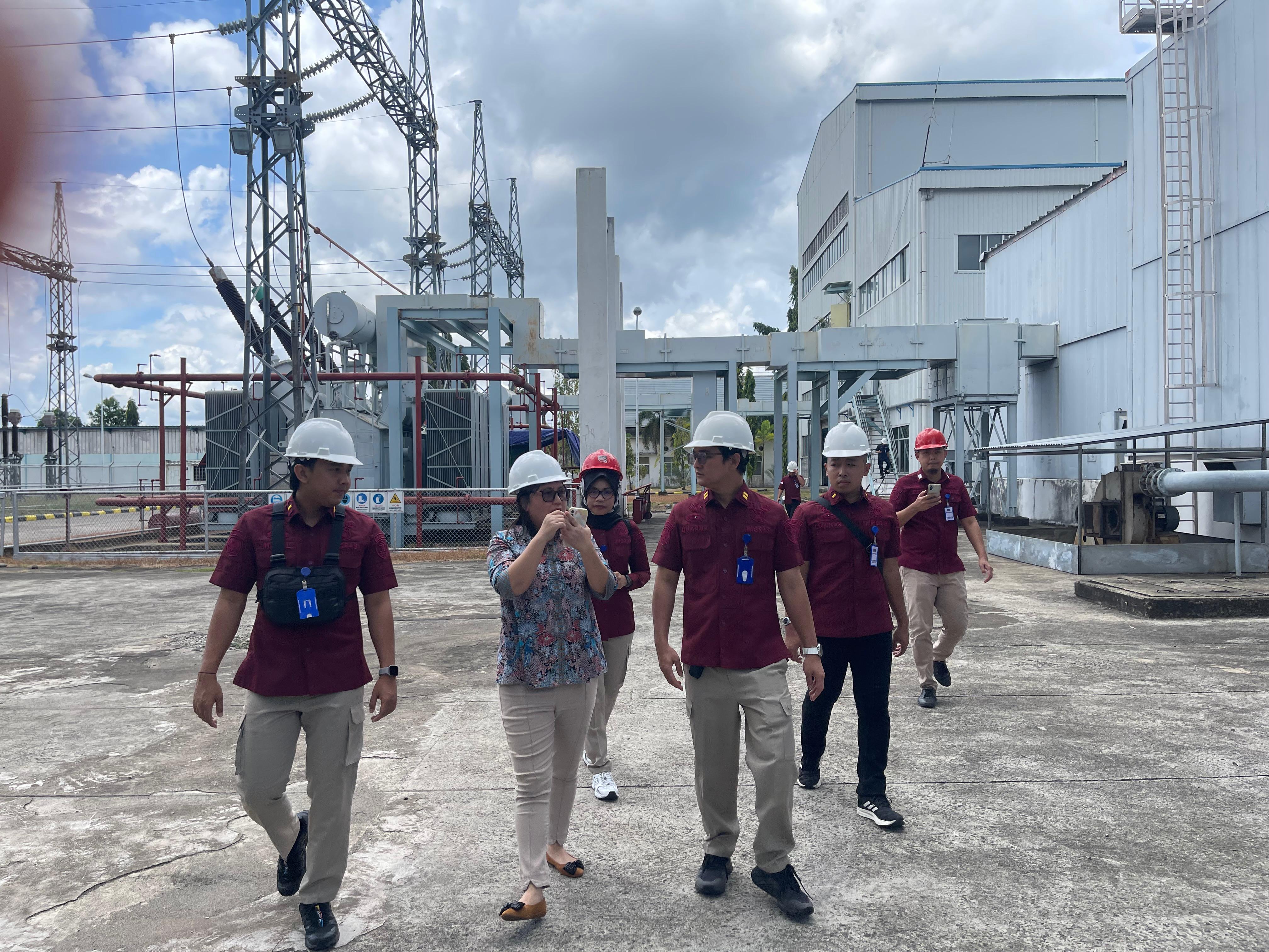 Petugas Imigrasi melakukan pemeriksaan terhadap warga asing dalam operasi pengawasan orang asing berskala nasional Jagratara, belum lama ini. (FOTO: DITJEN IMIGRASI)