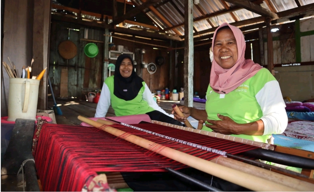 Lestarikan tenun Dompu upaya menjaga produk lokal berkembang.