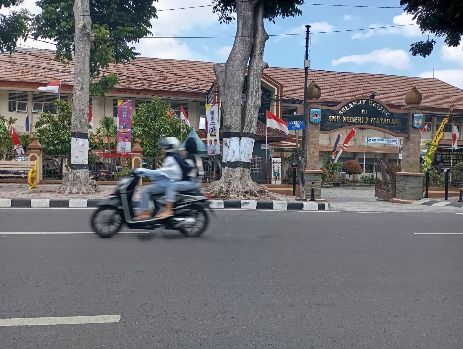 TERANCAM: Seorang pengendara melintas di Jalan Pejanggik depan SMPN 2 Mataram, belum lama ini.