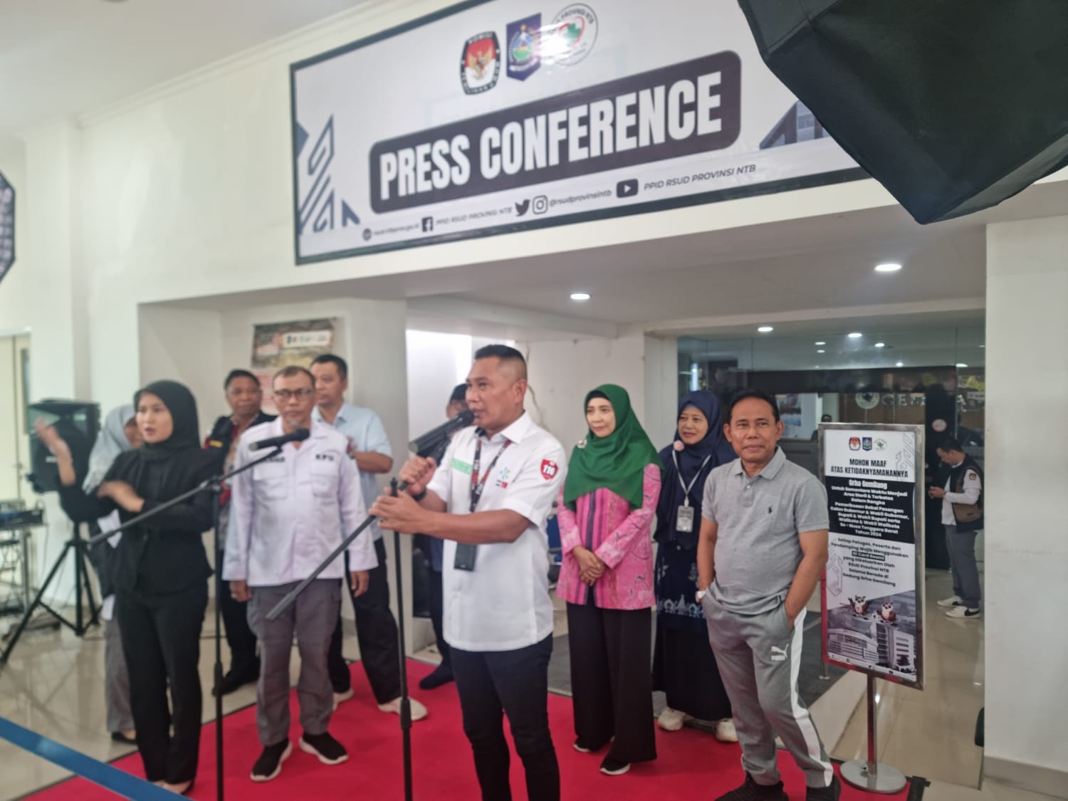 Bacagub dan Bacawagub NTB, Hj Sitti Rohmi Djalilah dan HW Musyafirin saat konferensi pers sebelum menjalani pemeriksaan kesehatan di RSUD Provinsi NTB, Kamis (28/8).