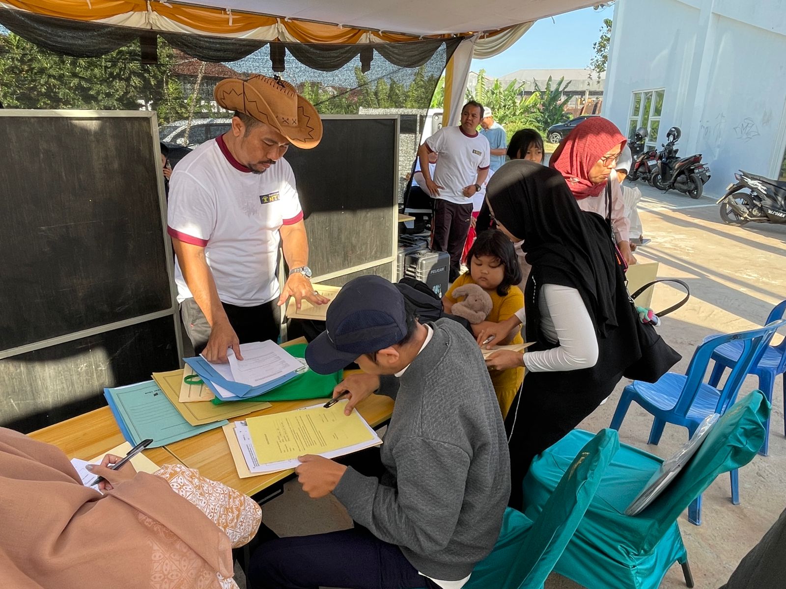 Layanan permohonan paspor yang digelar Kantor Imigrasi Mataram dalam rangka Mobile Intellectual Property Clinic, Jumat (30/8). (FOTO: KANTOR IMIGRASI MATARAM)  &nbsp;