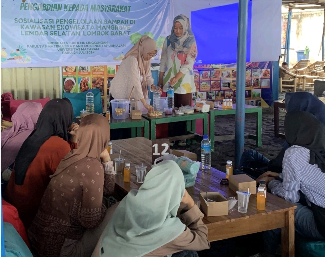 Masyarakat Lembar mendapatkan cara Pengolahan Sampah Organik Menjadi Sabun Eco-enzyme.