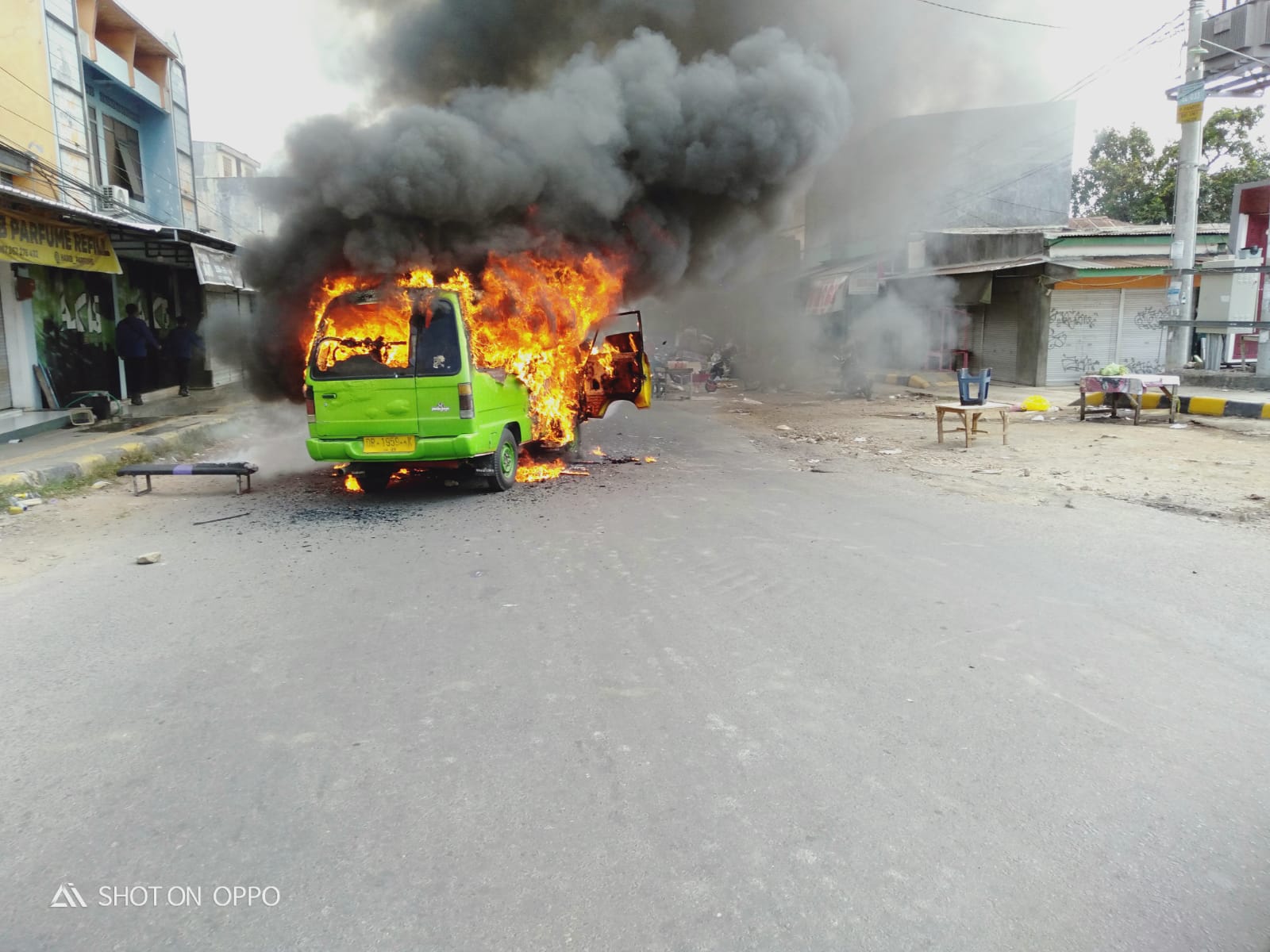 DILALAP API: Kebakaran satu unit angkot di Pancor, Lotim, Jumat (30/8) tidak menimbulkan korban jiwa.