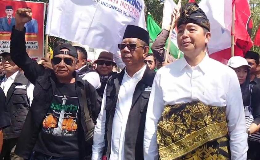Bacabup dan Bacawabup Loteng, Ruslan Turmudzi-Lalu Normal Suzana saat mendaftar ke KPU setempat untuk Pilkada 2024 pada Kamis (29/8).