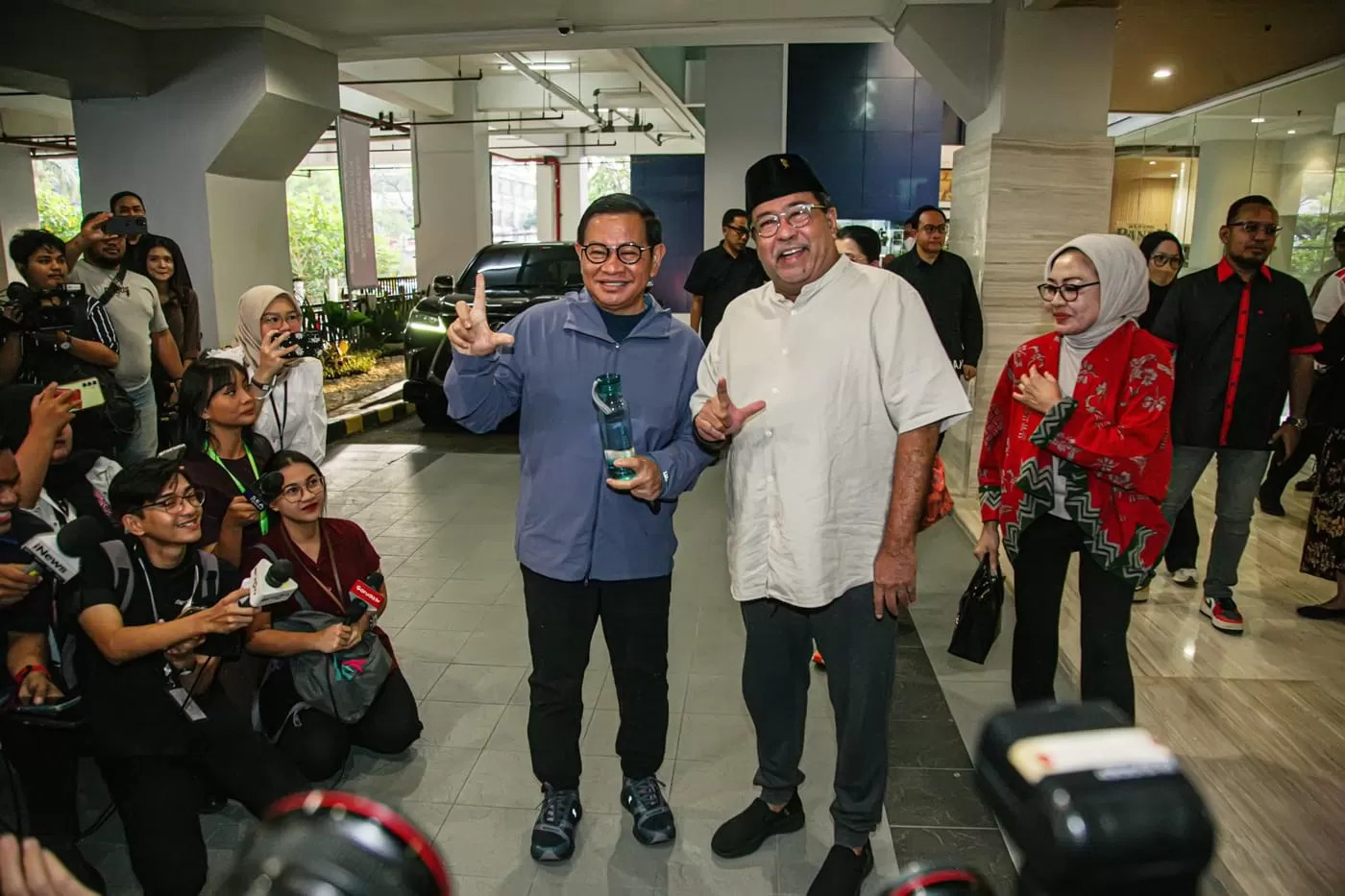 Bakal cagub-cawagub Jakarta, Pramono Anung dan Rano Karno tiba di RS Tarakan jelang pemeriksaan tes kesehatan, Jumat (30/8). (Hanung Hambara/Jawa Pos)