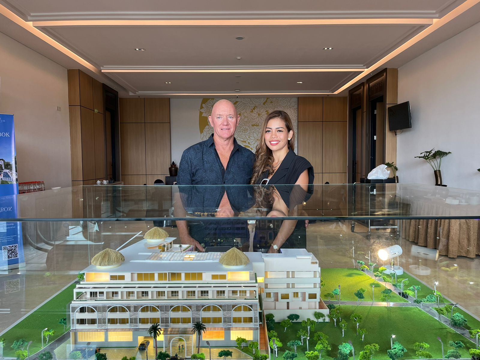 Pendiri, pengembang, dan konstruktor Atrium Lombok Scott Hindmarch (kiri), bersama sang istri, berfoto di depan desain komplek apartemen Atrium Lombok, di Mataram, Sabtu (31/8).