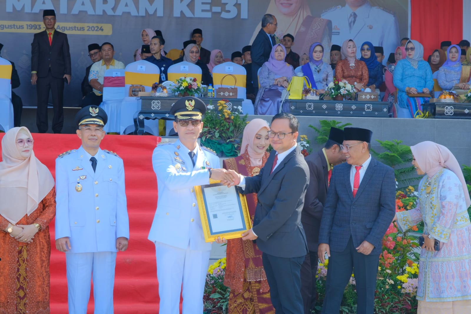 APRESIASI: Kepala Divisi Pelayanan Hukum dan HAM, A. Fahrurazi menyerahkan sertifikat Kekayaan Intelektual kepada Walikota Mataram, Mohan Roliskana.