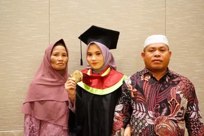 Susilawati usai wisuda di Universitas Muhammadiyah Surabaya. (Humas UM Surabaya/Antara)