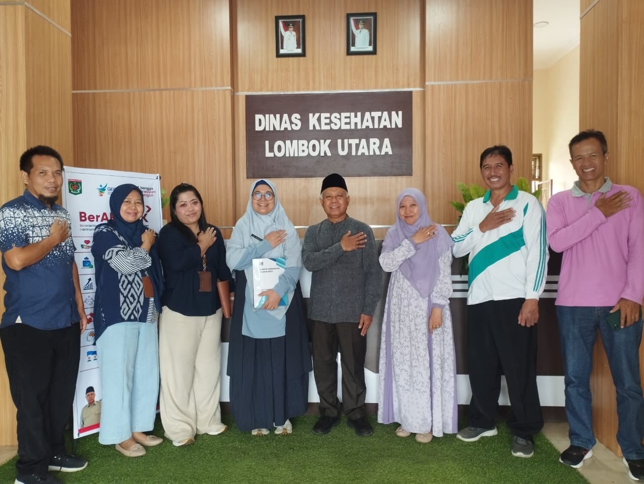 Kabid Sumber Daya Kesehatan, Dikes NTB Hj Tuti Herawati, S.SiT, MPH. (empat dari kiri) saat kegiatan bimbingan teknis dan pendampingan Sistem Informasi Kesehatan.