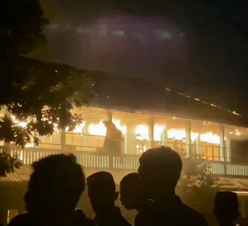 Ruang belajar santri MTs putra Nurul Hakim Kediri, Lobar, terbakar, Senin (2/9) petang.