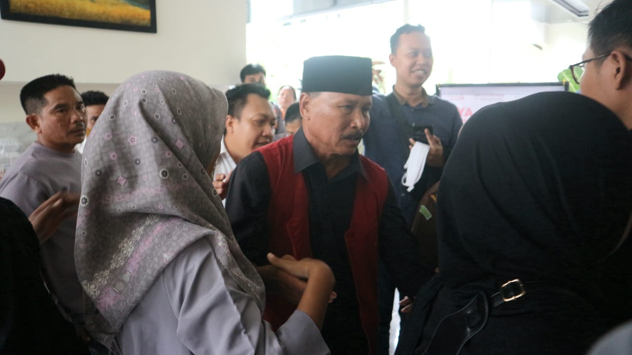 SEGERA GUGAT APH: Lalu Atman Magia, Ketua RT BTN Permata Hijau, Lingkungan Perumahan Pondok Indah, Lombok Barat usai mengikuti sidang putusan di PN Mataram, beberapa waktu lalu.